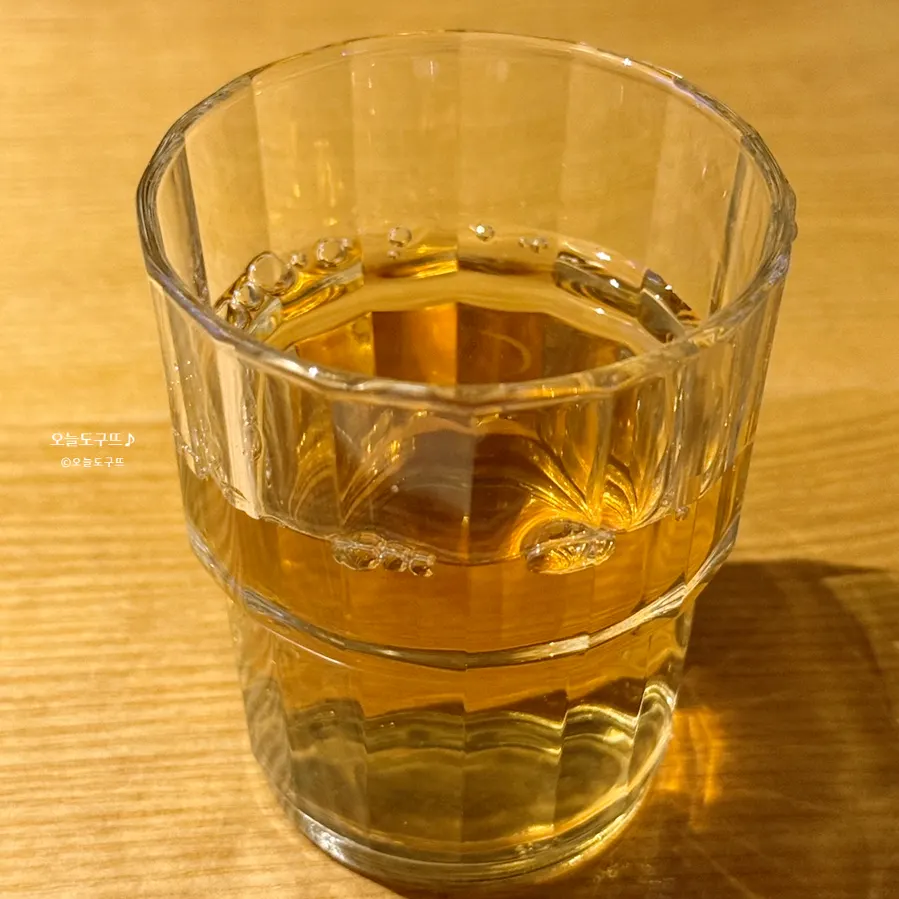Cold hutgae tea provided as a basic side