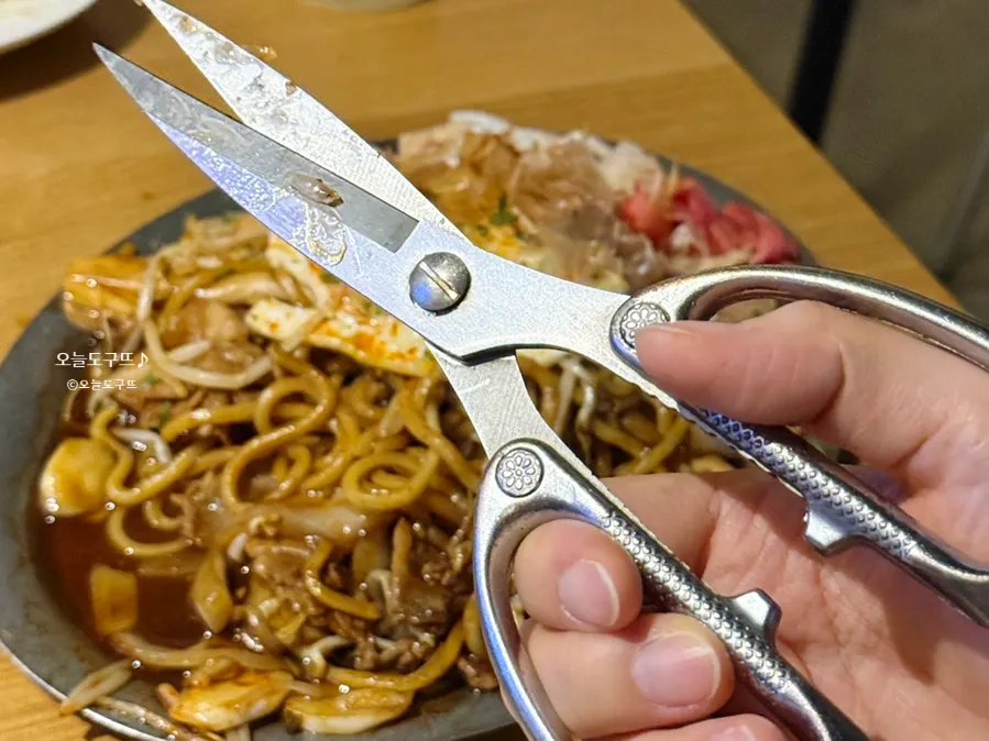 Large scissors used to cut the okonomiyaki