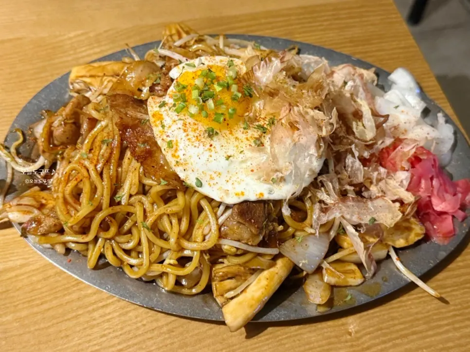 Pork belly yakisoba stir-fried on the teppan