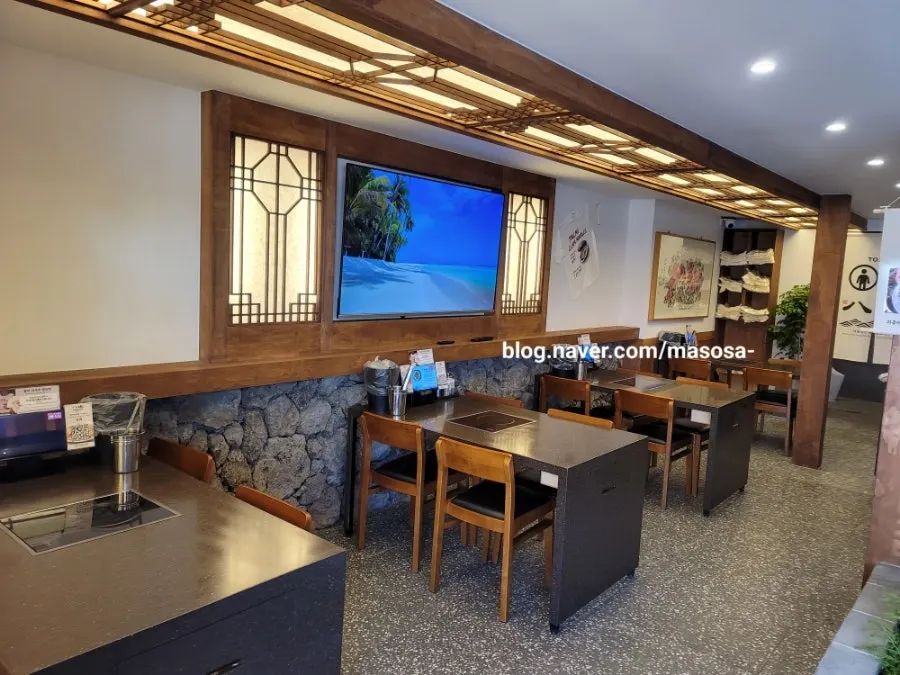 Left-side seating at Palmi Jogae Kalguksu