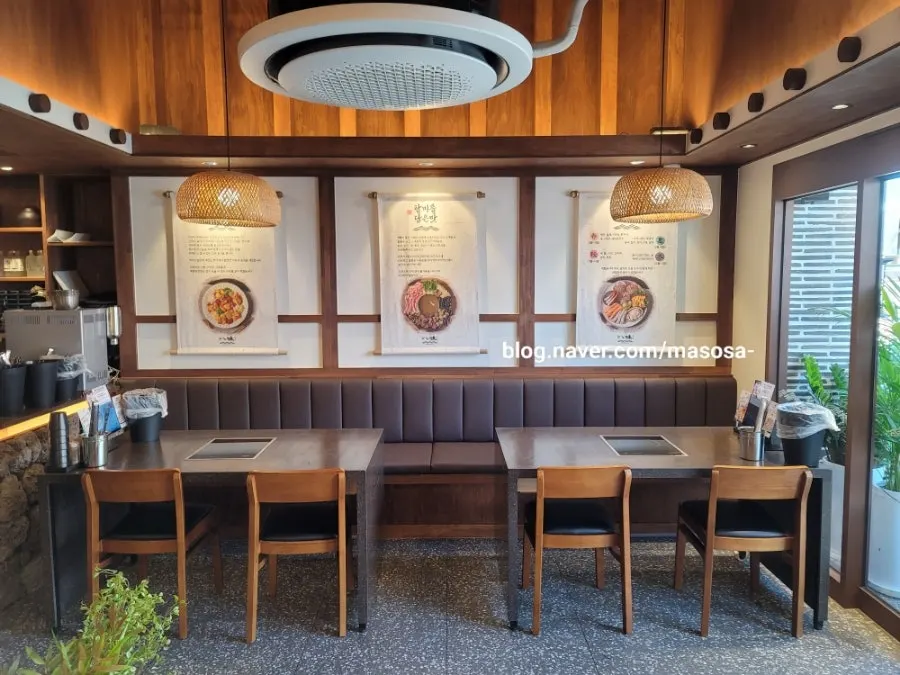 Right-side seating at Palmi Jogae Kalguksu