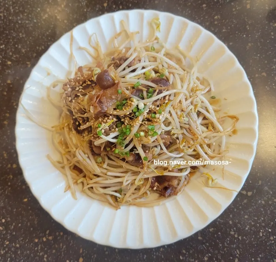 Stir-fried beef brisket and bean sprouts