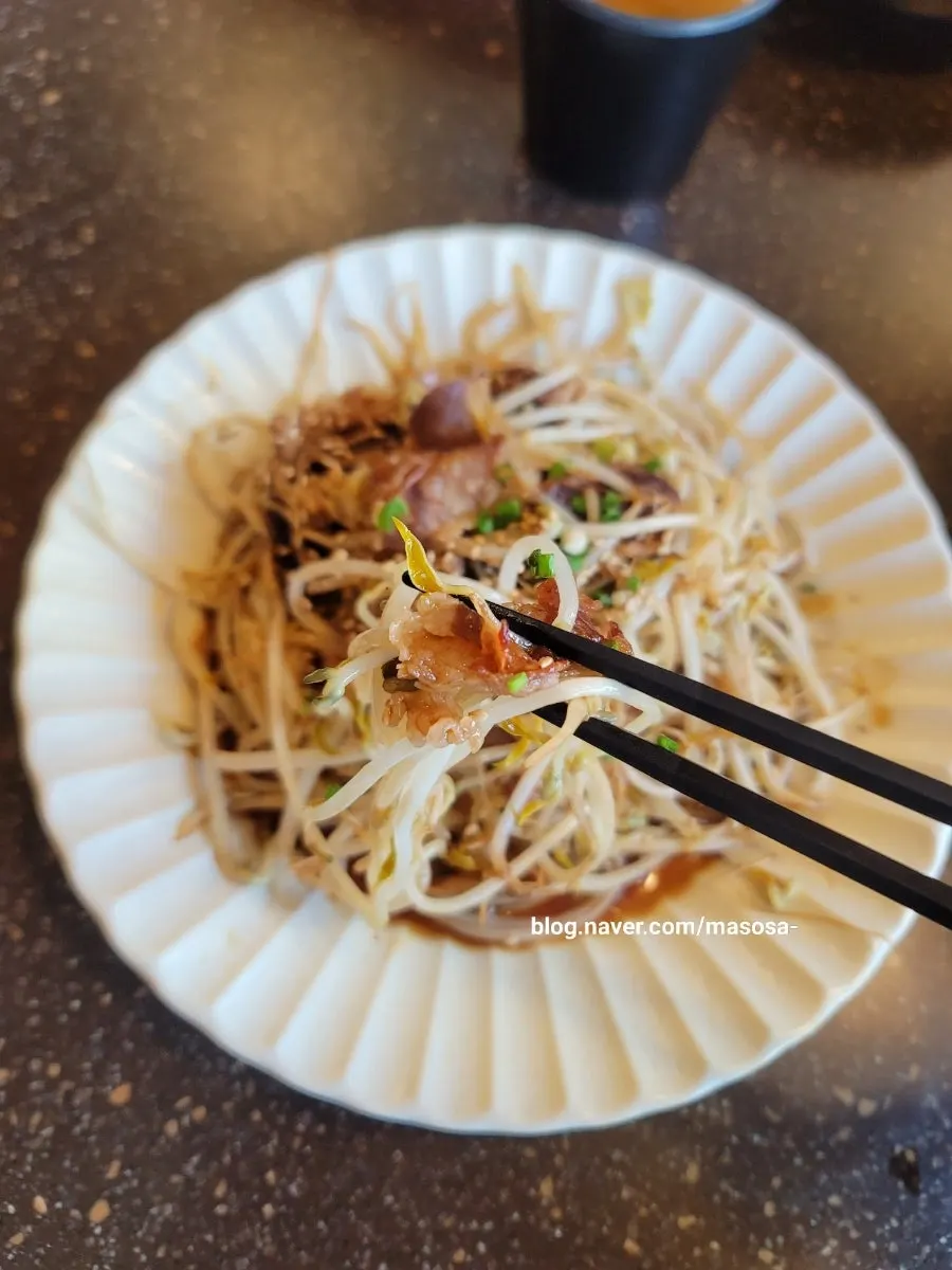 A plate of stir-fried beef brisket and bean sprouts