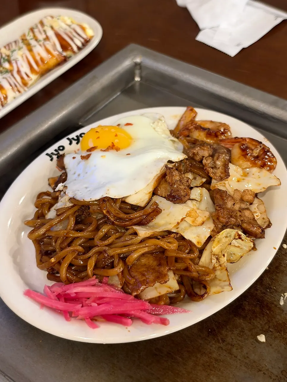 노른자를 올린 죠죠 야끼소바