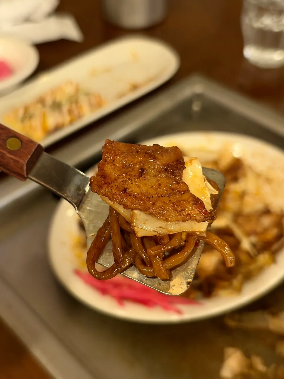 야끼소바를 덜어 담은 접시