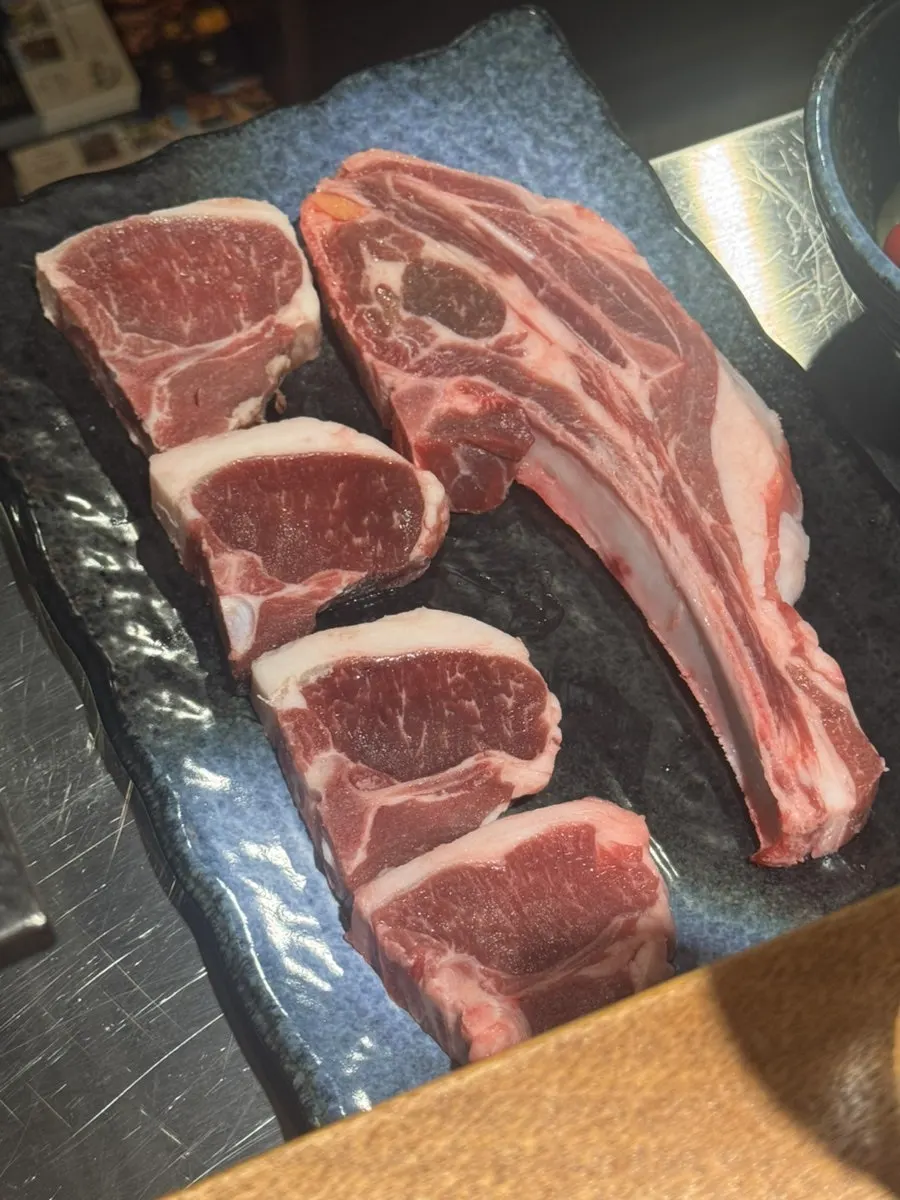 바 좌석에 세팅된 숯불 화로