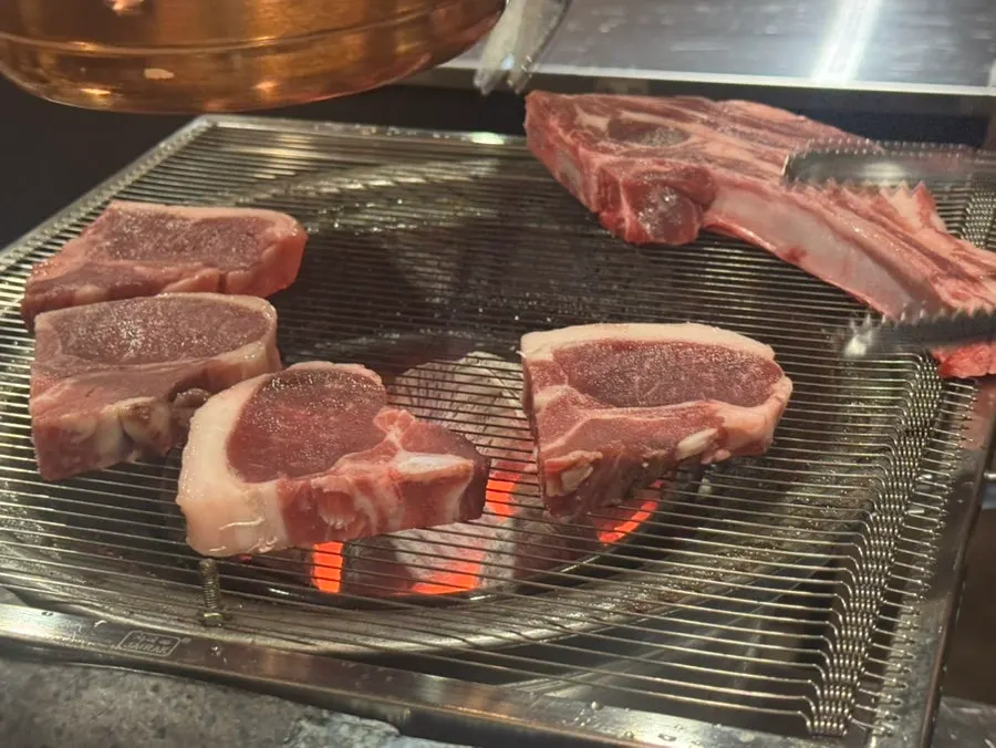 접시에 담겨 나온 양 갈비살과 티본스테이크