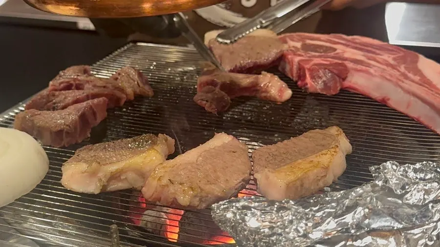 숯불 위에 올라간 양갈비
