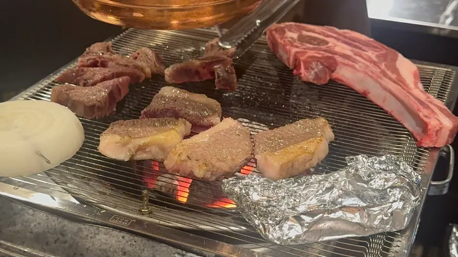 직원이 구워주는 양고기 등심 부위