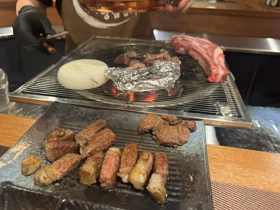소스에 찍어 먹는 양고기 한 점