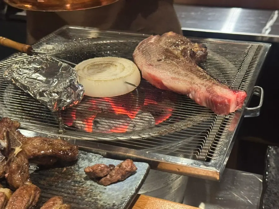 다 구워져 쌓인 양갈비