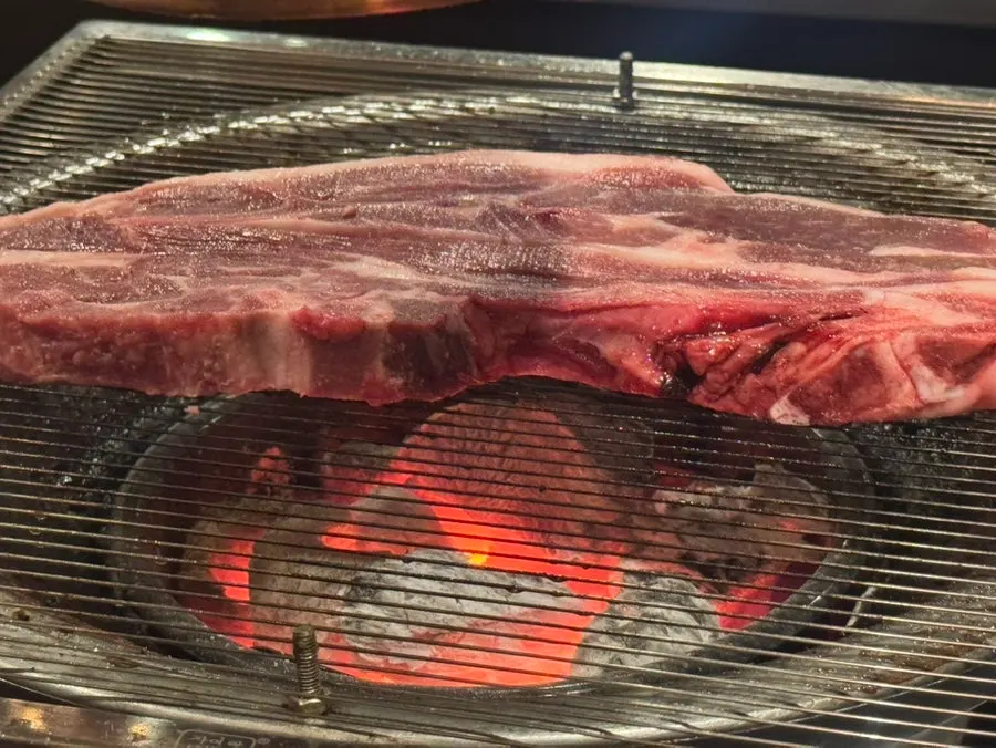 숯불에 함께 구운 가지와 파, 양파, 버섯