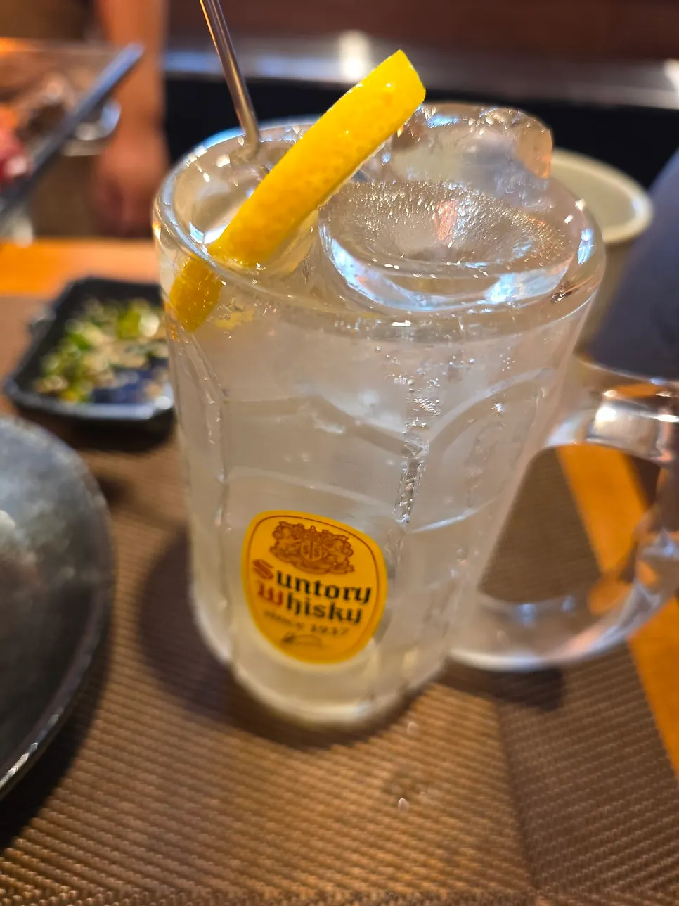 A Suntory highball with lemon garnish