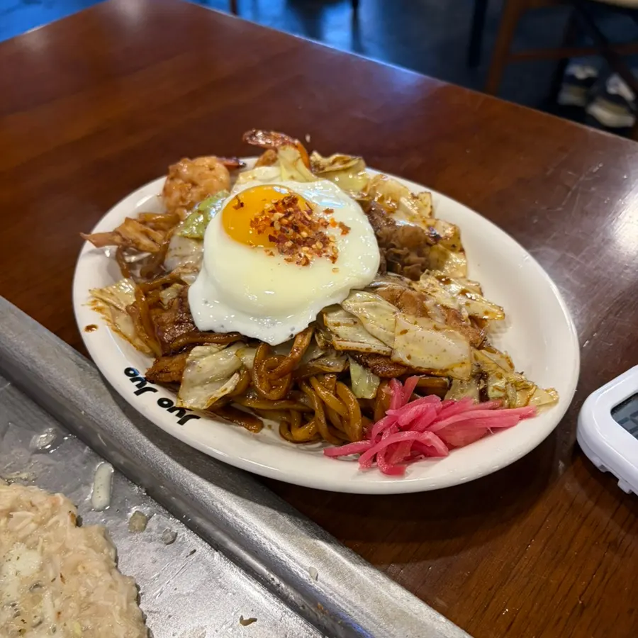 Spicy yakisoba included in the set