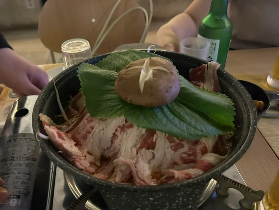 오코노미야끼와 야끼소바가 적힌 아카이테판 메뉴