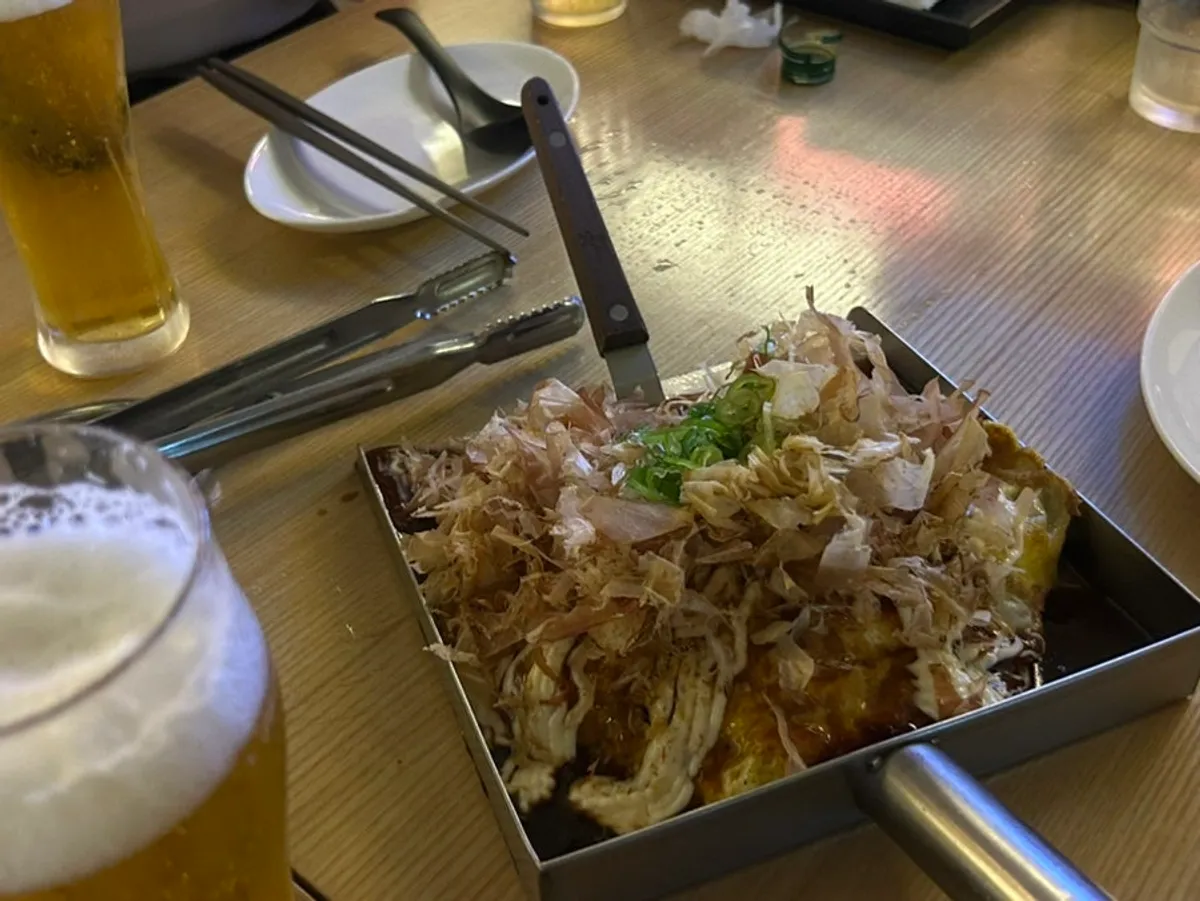 오코노미야끼와 맥주가 놓인 테이블