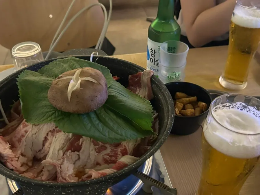 조명이 따뜻한 아카이테판 실내 테이블