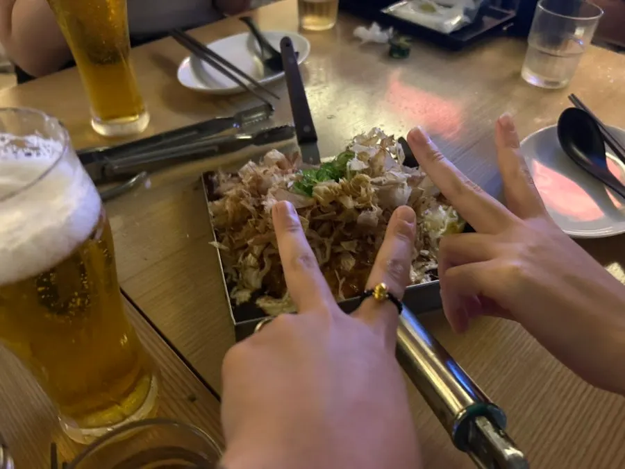 오코노미야끼를 한 조각 덜어내는 모습