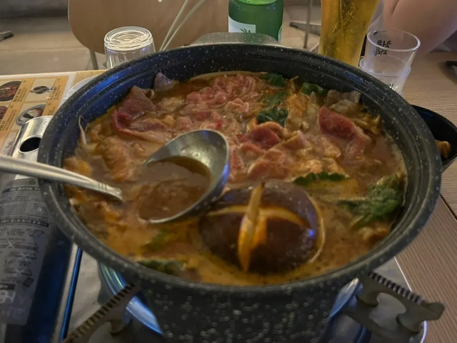 카라이나베 국물과 우삼겹을 덜어낸 접시