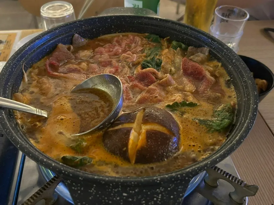 나베와 오코노미야끼를 함께 놓은 술상