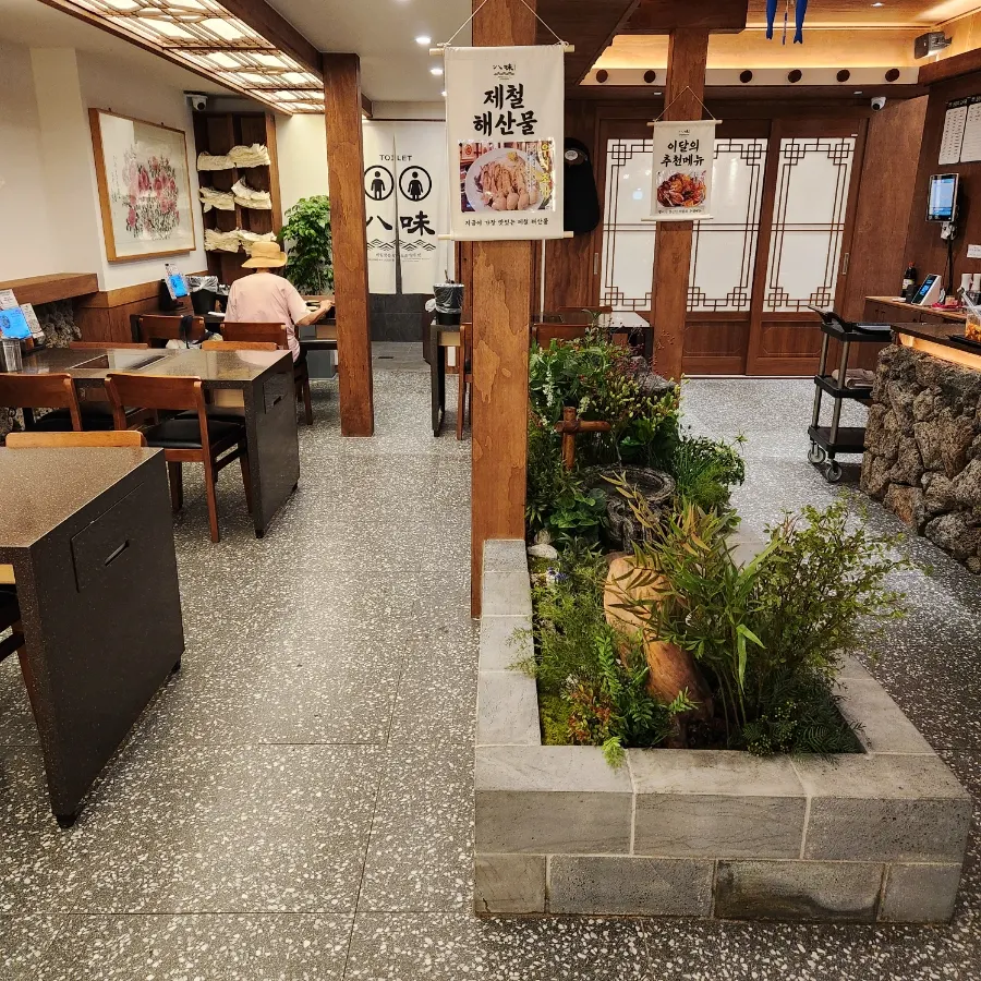 Roomy tables suited for group gatherings
