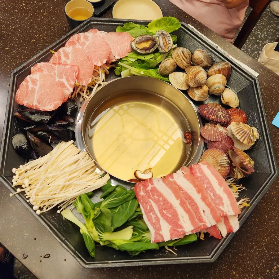 The full two-serving clam shabu spread