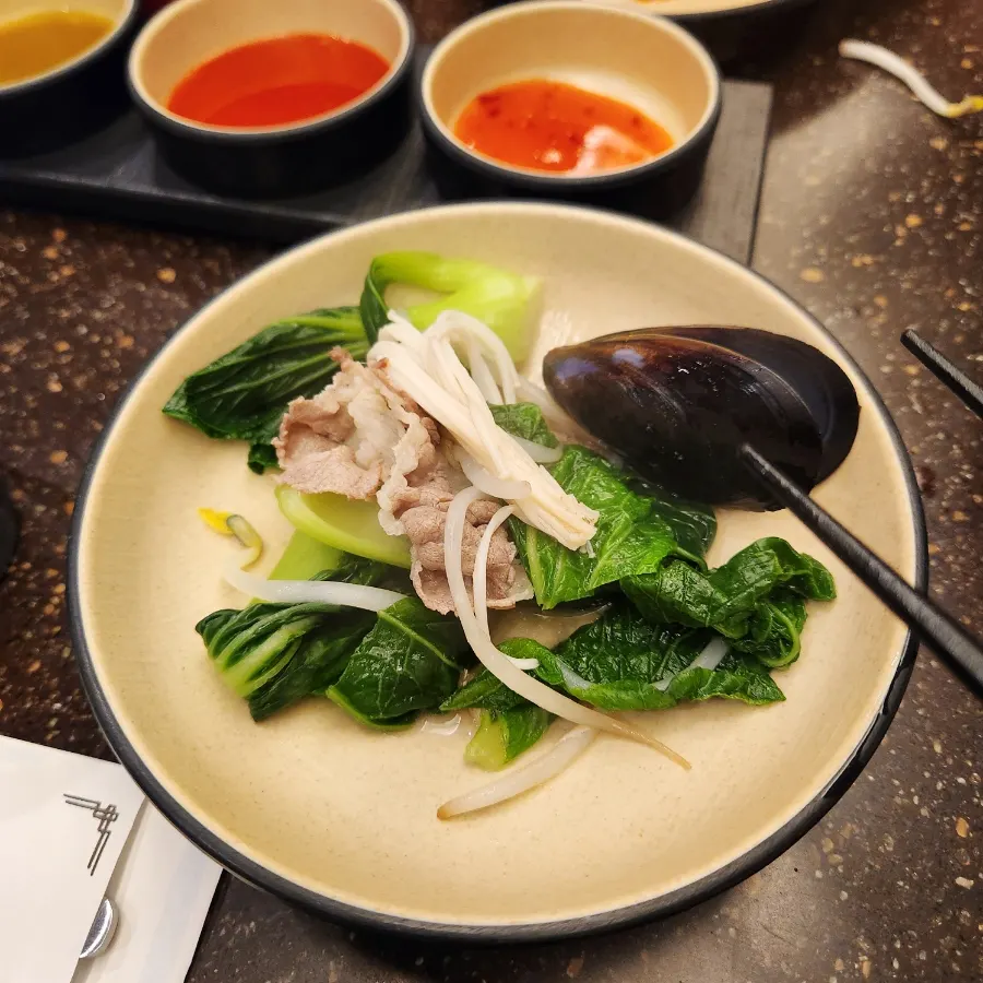 Adding shabu meat into the broth