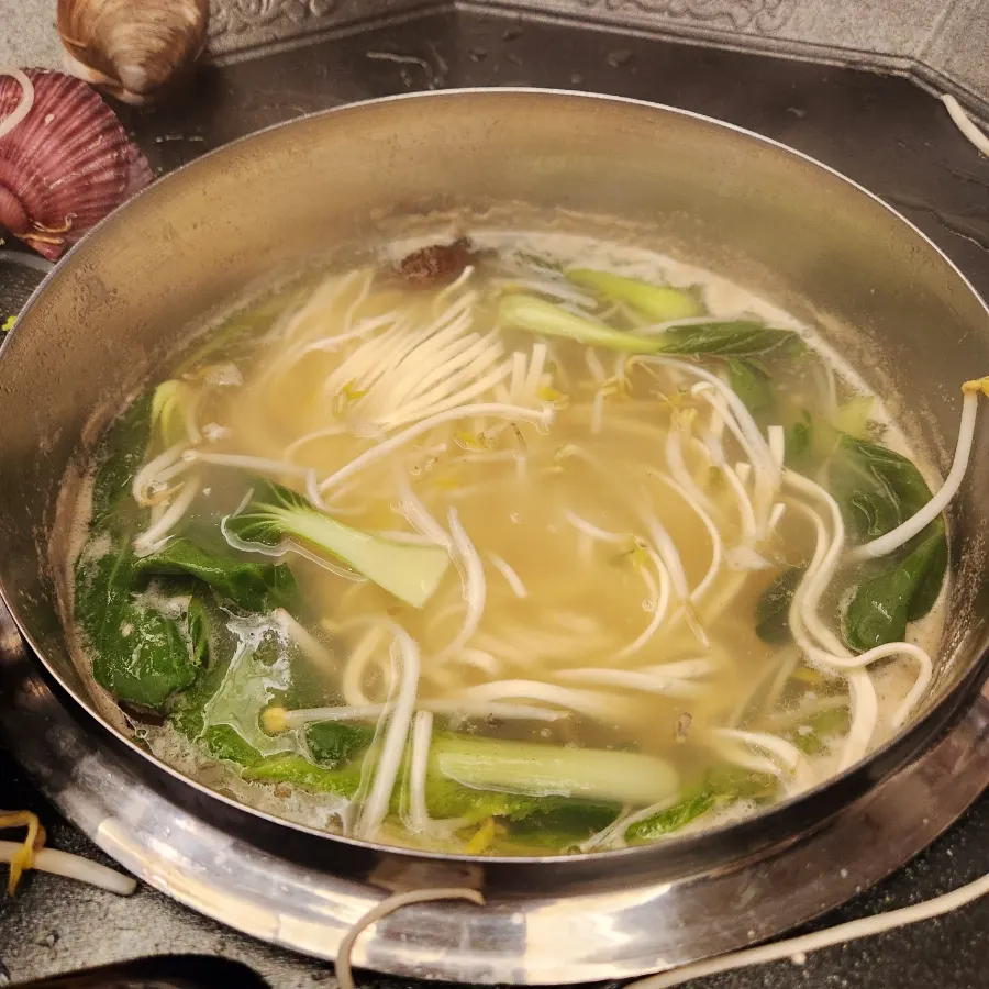The finished clam kalguksu
