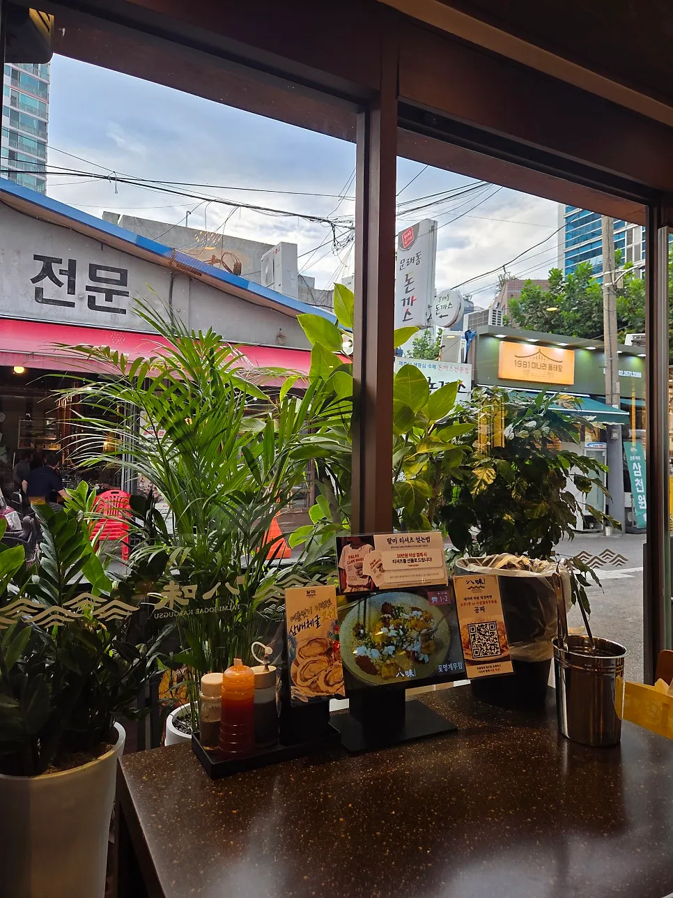 입식 테이블이 놓인 식사 공간