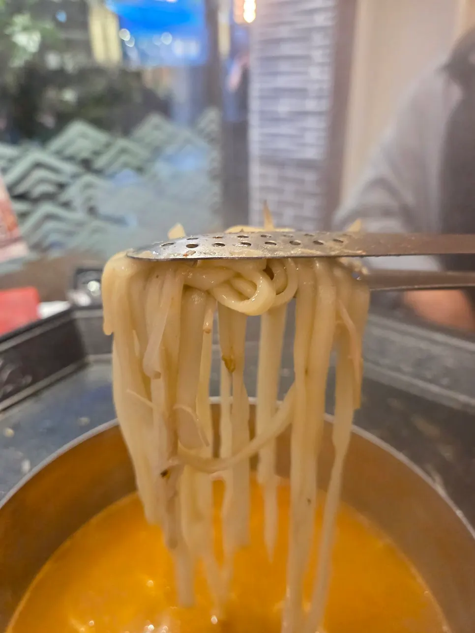 진한 국물에 끓인 칼국수