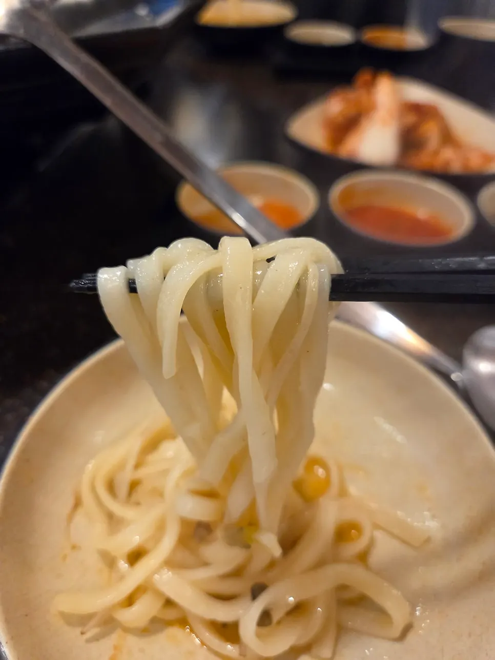 조개와 고기 맛이 밴 칼국수