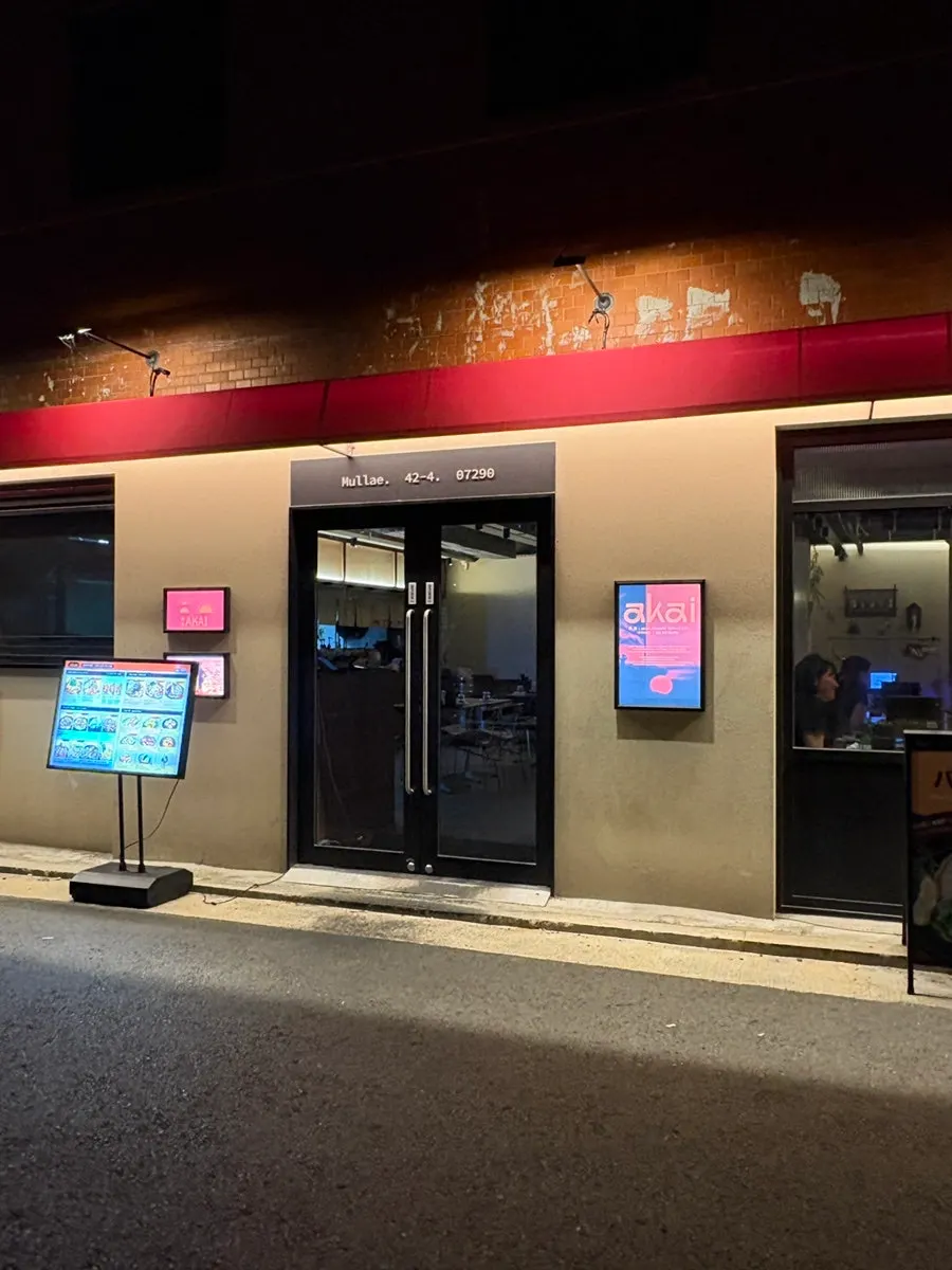 Pemandangan sekitar Akai Teppan di gang Mullae Creative Village