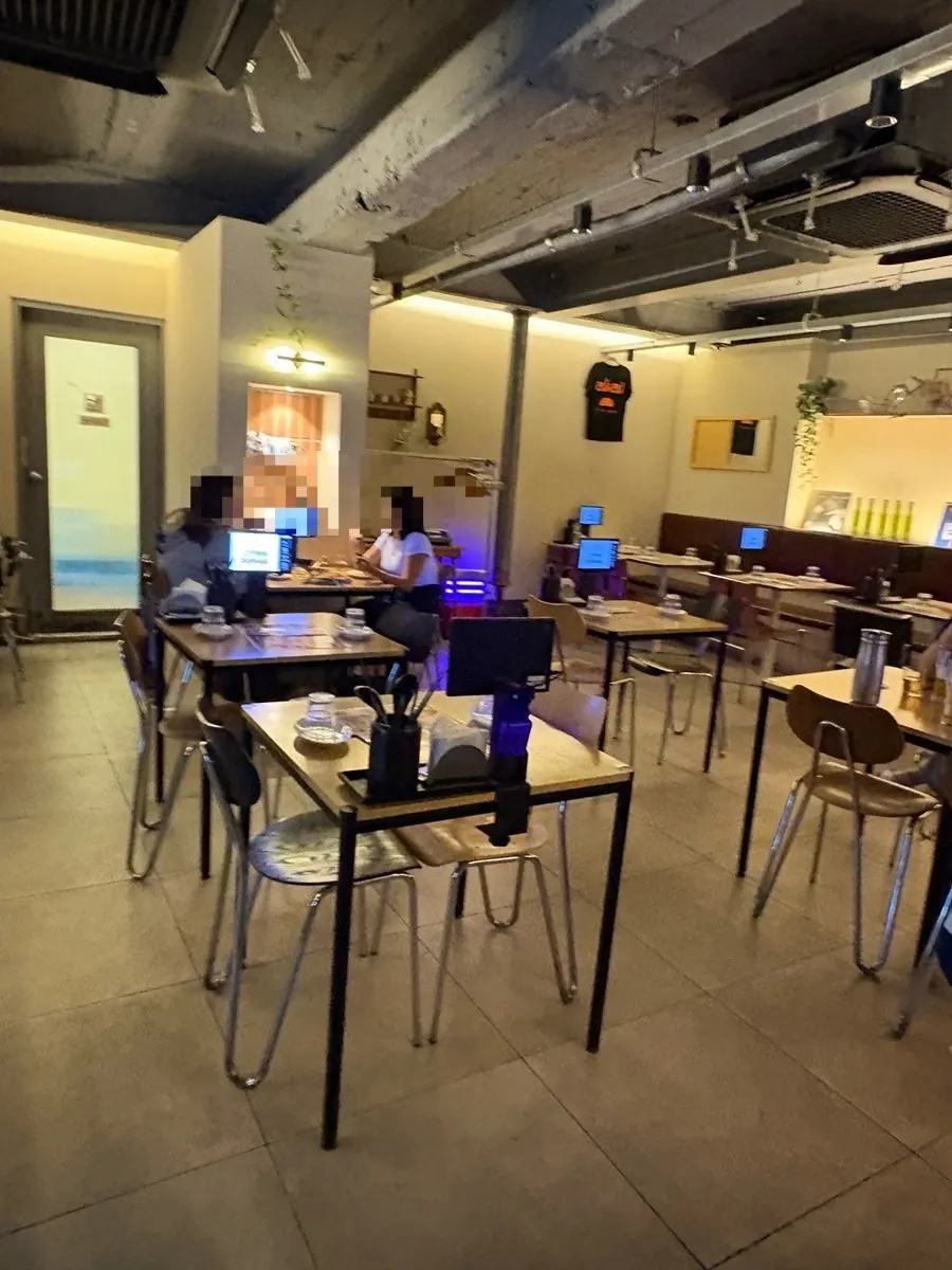 Interior Akai Teppan yang luas