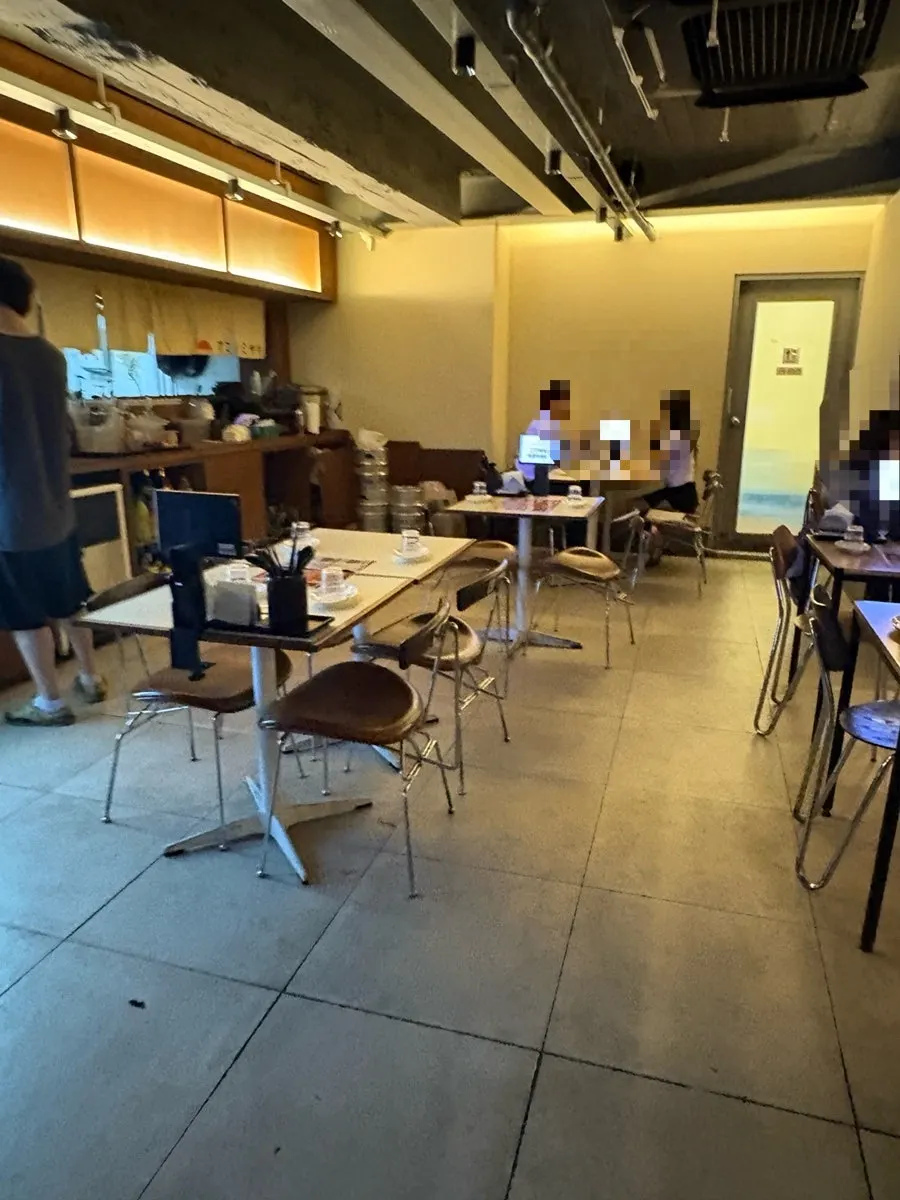 Interior Akai Teppan yang luas
