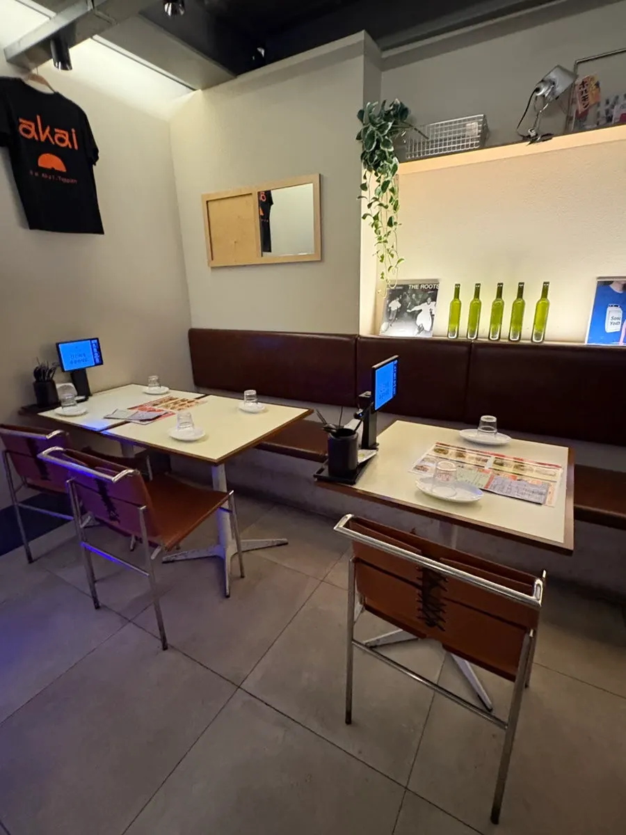 Interior bergaya izakaya dengan pencahayaan redup