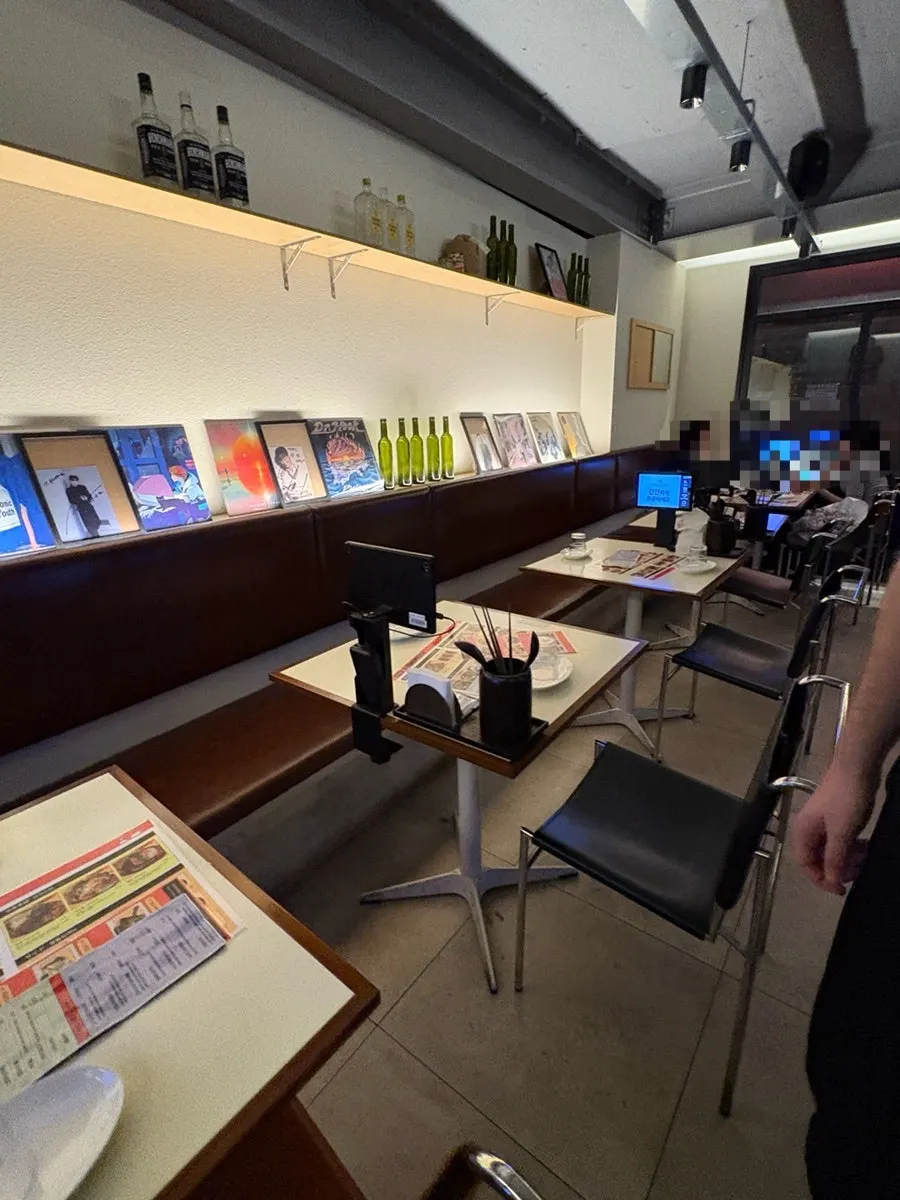Interior bergaya izakaya dengan pencahayaan redup