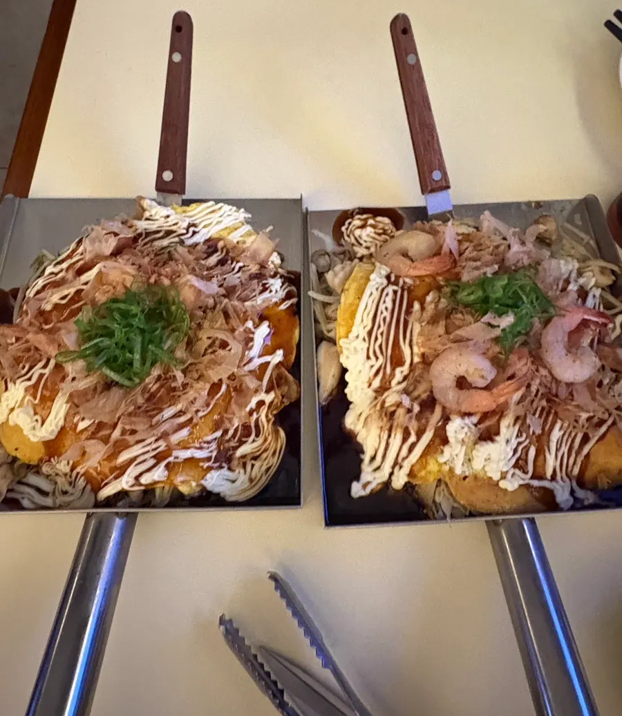 Dua jenis okonomiyaki, Akai dan seafood