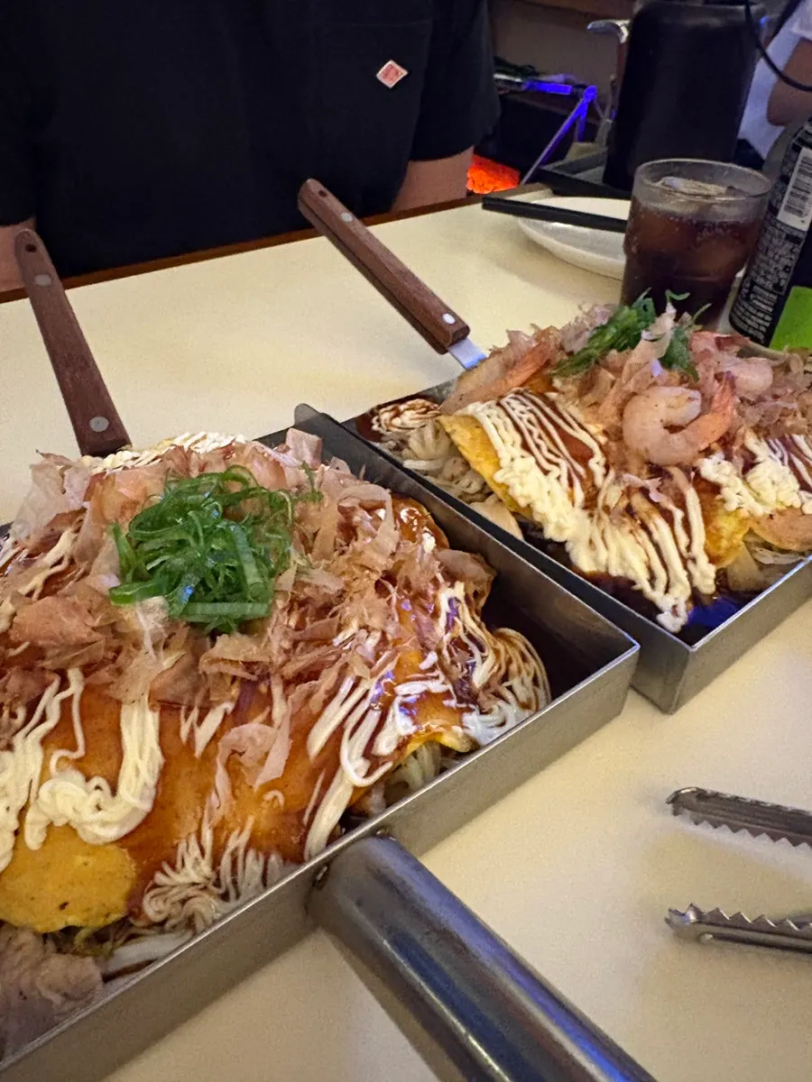Dua okonomiyaki dengan topping melimpah