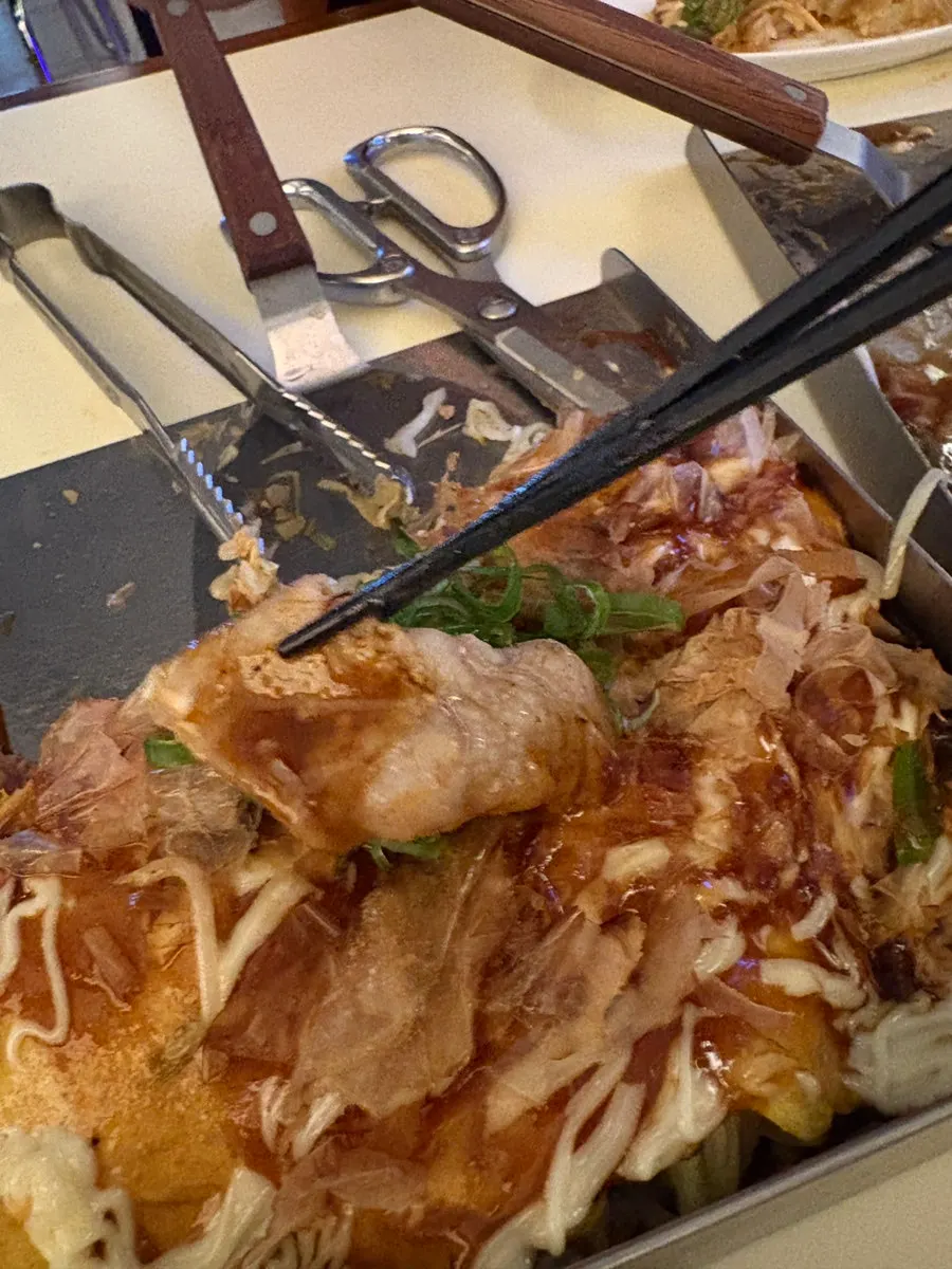Akai okonomiyaki dengan daepae samgyeopsal di atasnya