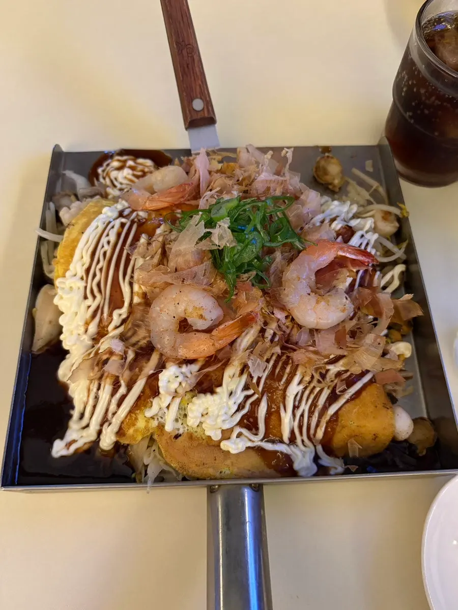 Seafood okonomiyaki dengan hasil laut