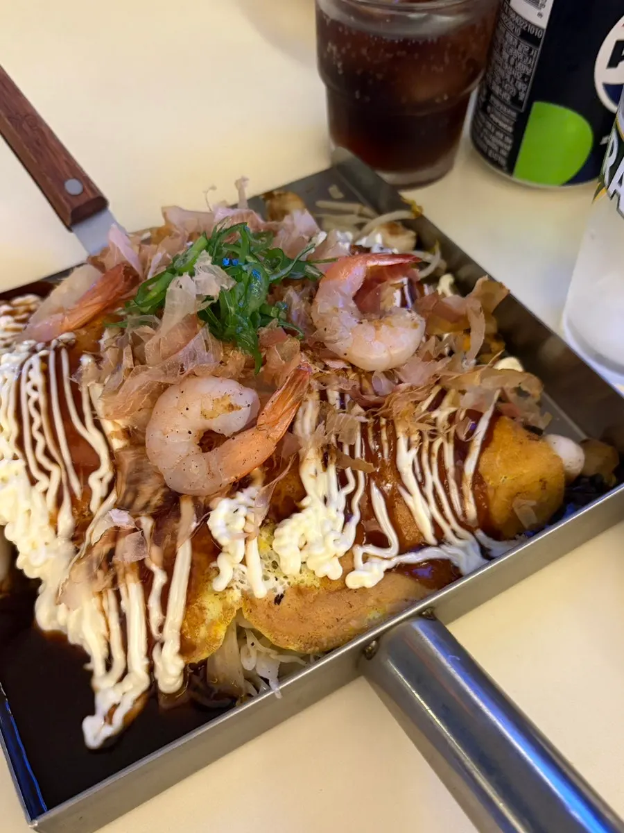 Seafood okonomiyaki yang disajikan melimpah