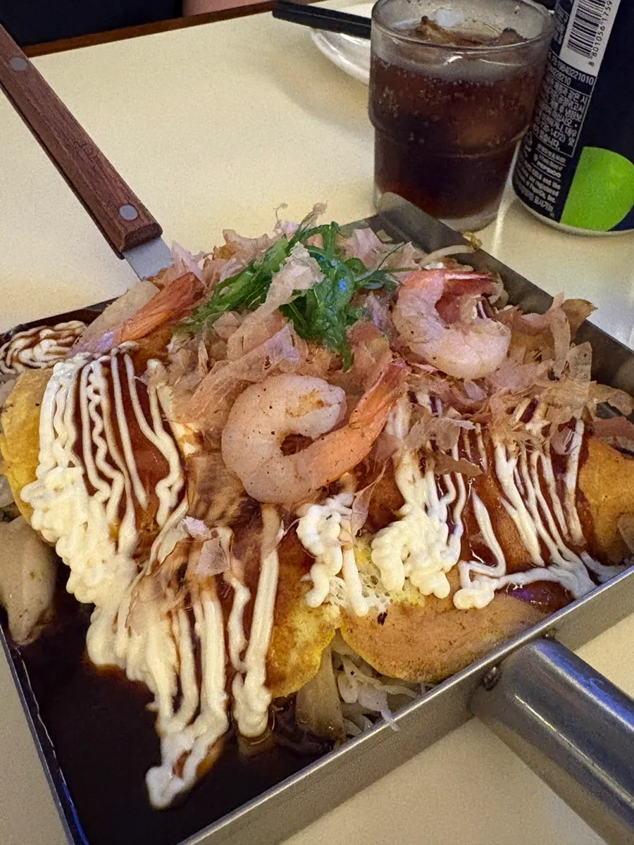 Seafood okonomiyaki dengan bahan hasil laut