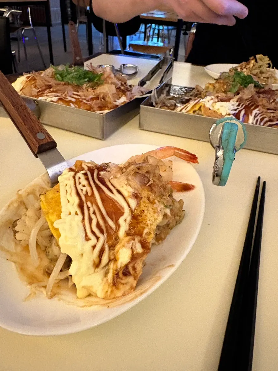 Seafood okonomiyaki dengan cumi-cumi dan udang