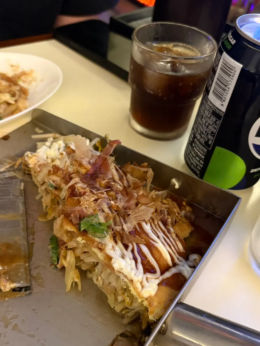 Dua jenis okonomiyaki yang dipesan bersama