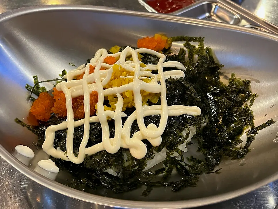 통닭과 곁들인 치킨무 열무김치 사진