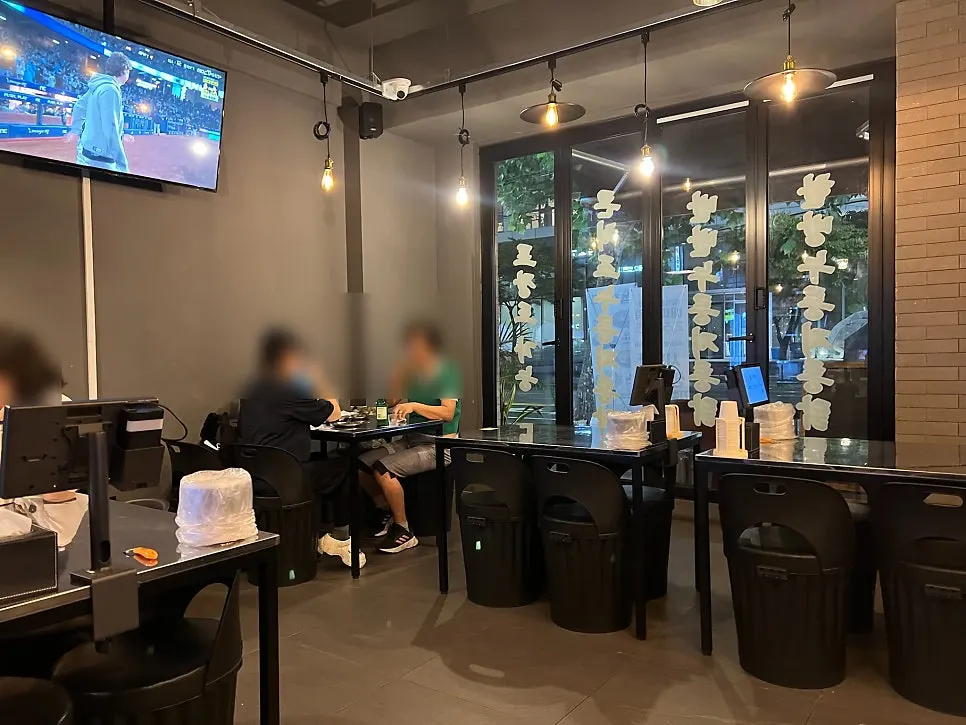 매콤한 통닭과 담백한 주먹밥 사진