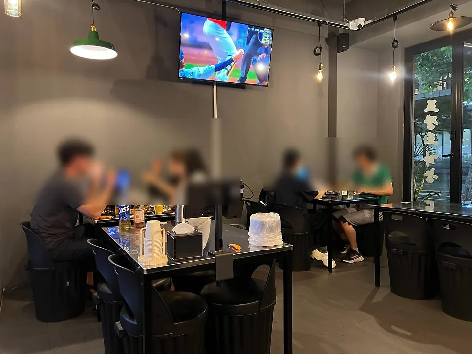 매콤한 통닭과 담백한 주먹밥 사진
