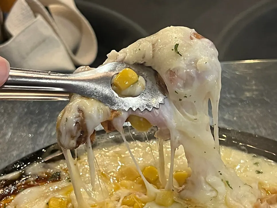 녹아 닭고기에 붙은 치즈 사진