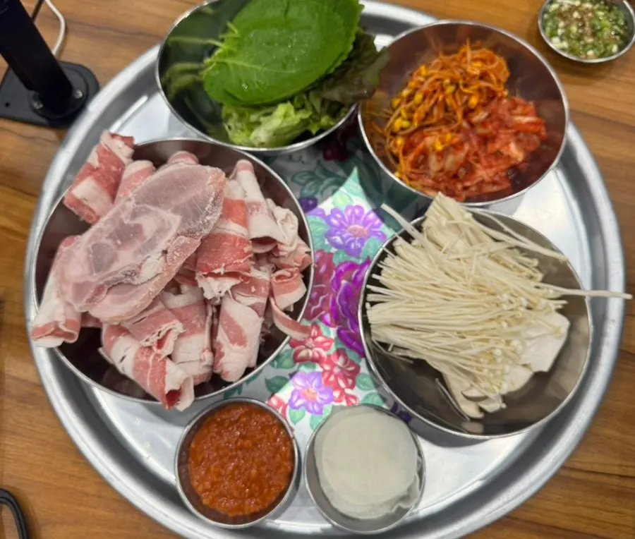 Vegetables and side dish self-bar at the Millak-dong all-you-can-eat spot