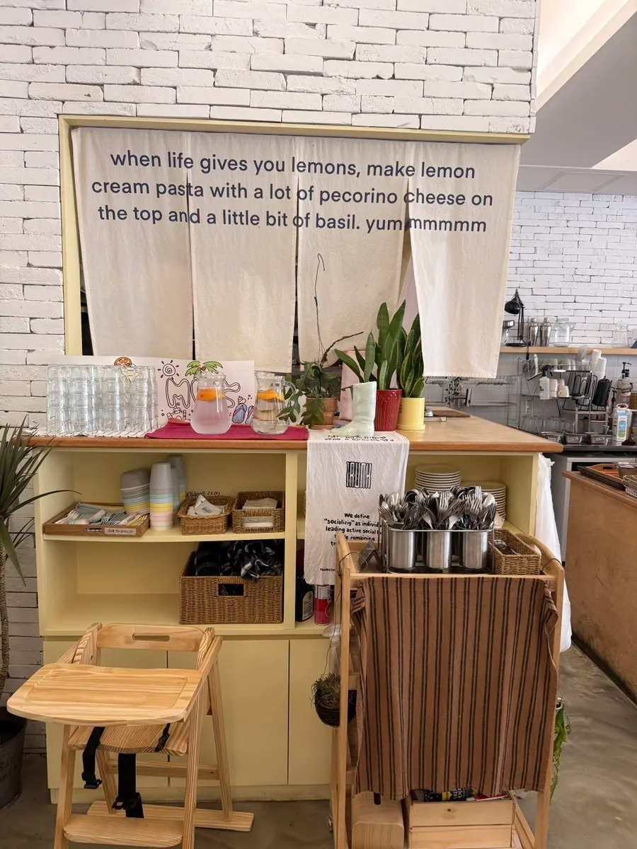 Self-serve bar and spacious tables at Meolmeol Pangyo